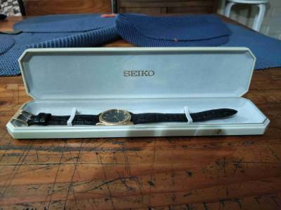 Reloj dorado con correa negra - miniatura 3