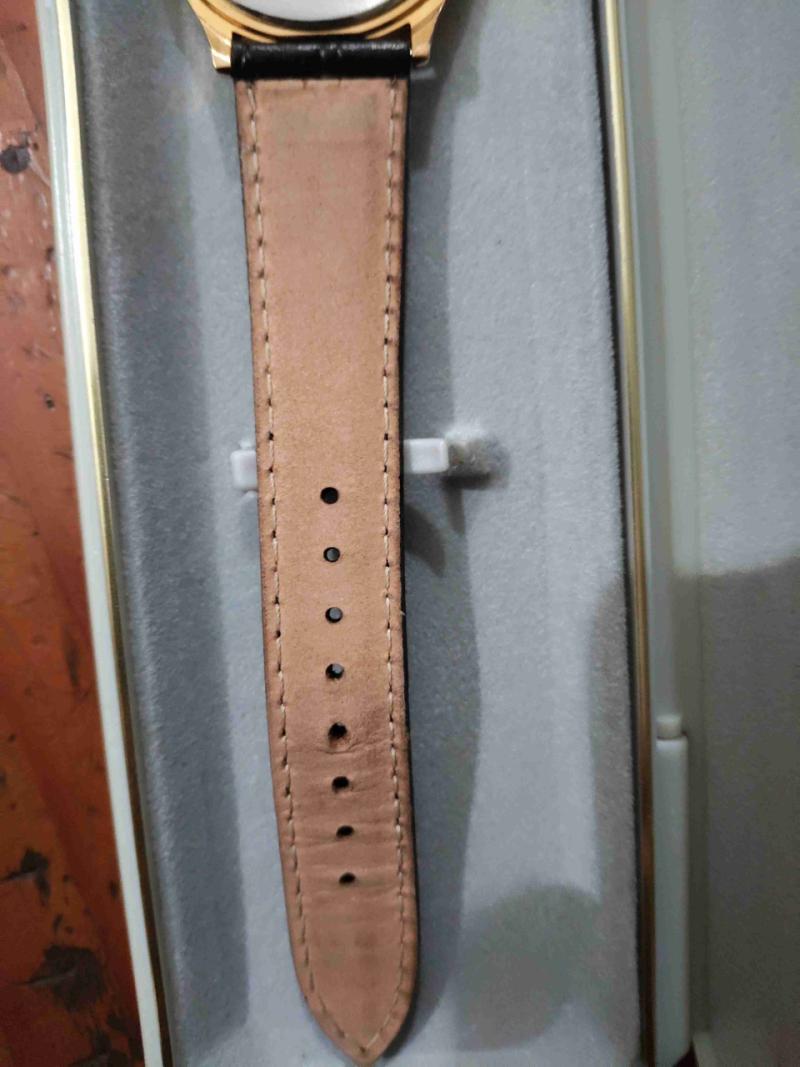 Reloj dorado con correa negra - 4