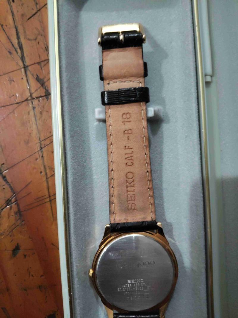 Reloj dorado con correa negra - 5