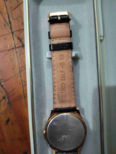 Reloj dorado con correa negra - miniatura 5