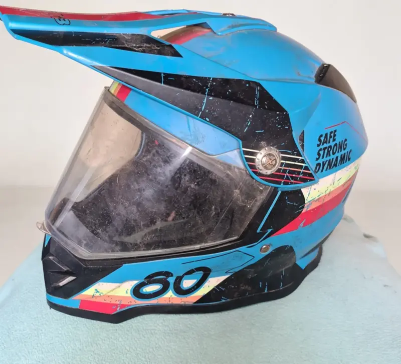 Casco de motocross azul con diseño - 1