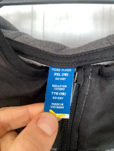 Chaqueta deportiva gris con capucha - miniatura 2