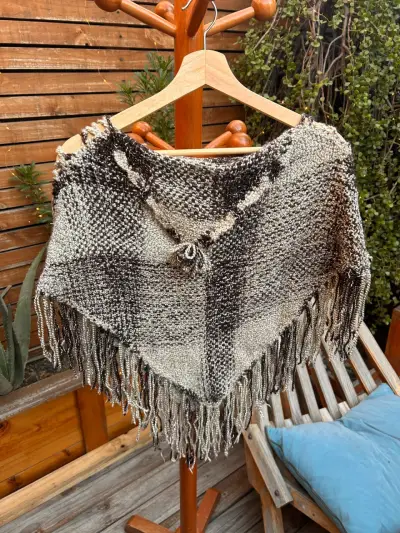 Poncho tejido a crochet - miniatura 1
