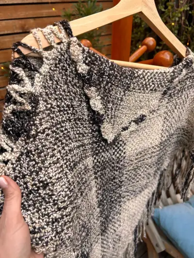Poncho tejido a crochet - miniatura 3