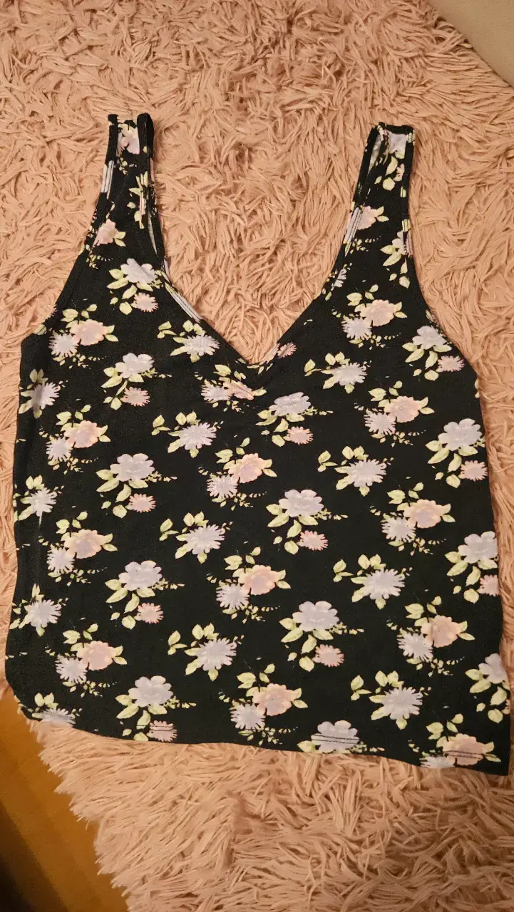 Polera floral sin mangas