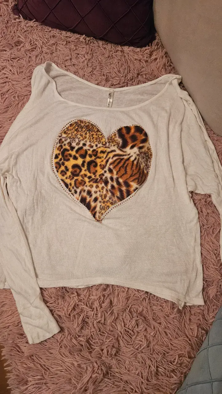 Polera blanca con corazón animal print