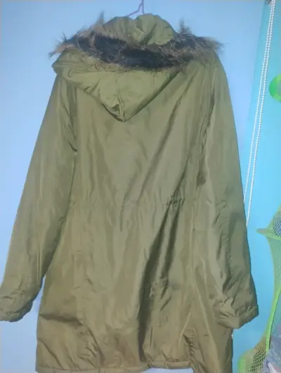 Parka verde con capucha - miniatura 2