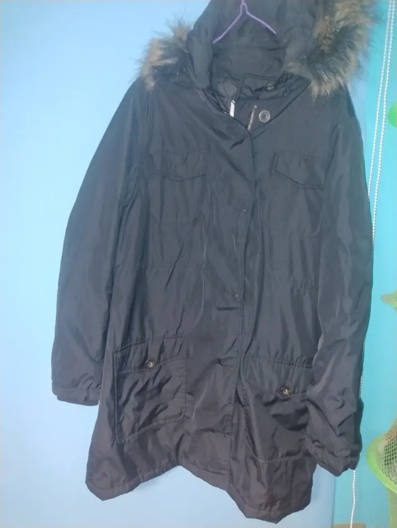 Parka negra con capucha de pelo sintético - 1