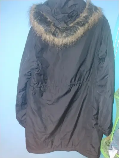 Parka negra con capucha de pelo sintético - miniatura 2