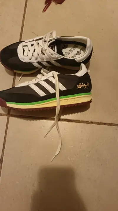 Zapatillas deportivas negras y blancas - miniatura 1