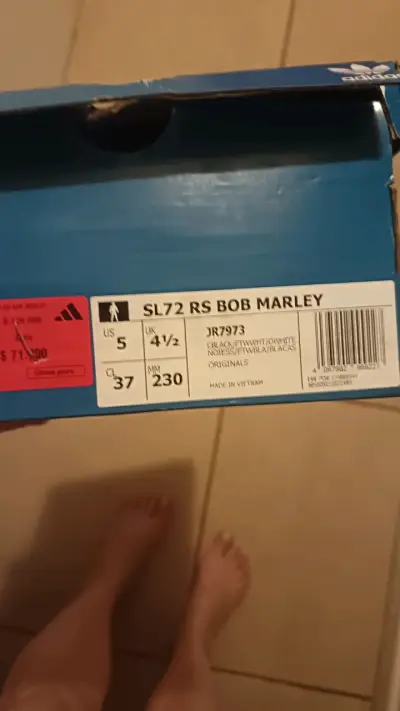 Zapatillas deportivas negras y blancas - miniatura 2