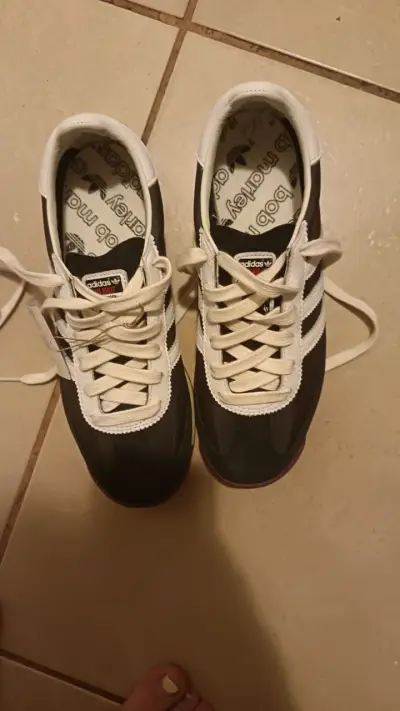 Zapatillas deportivas negras y blancas - miniatura 3