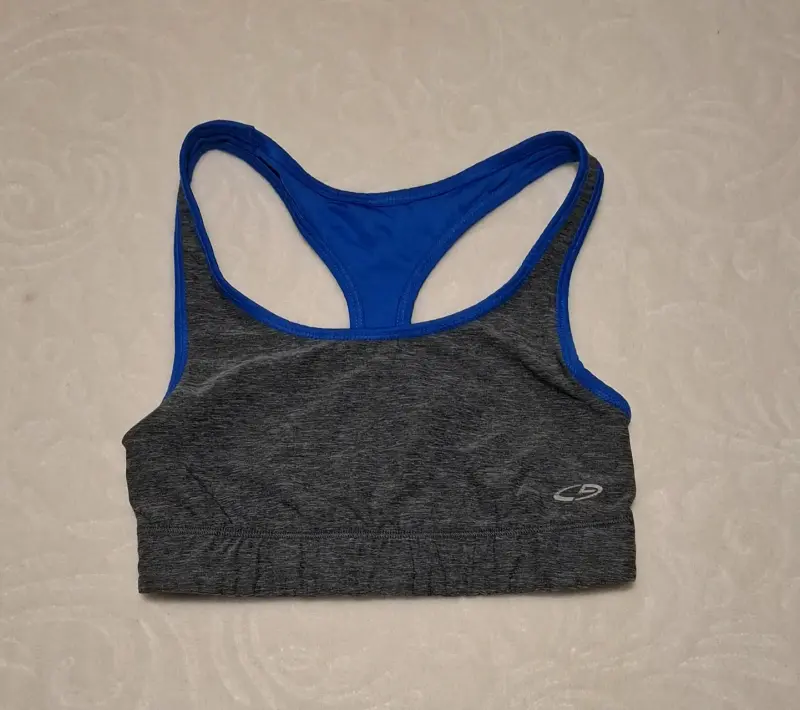 Top deportivo gris y azul