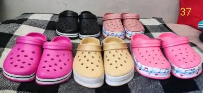 Sandalias tipo Crocs - miniatura 1