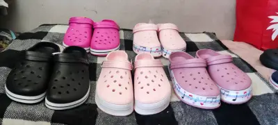 Sandalias tipo Crocs - miniatura 4