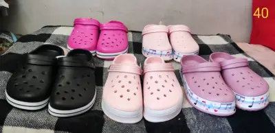 Sandalias tipo Crocs - miniatura 5