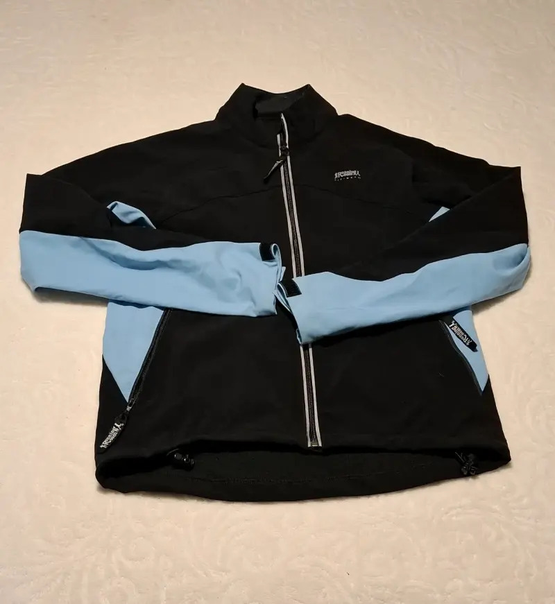 Chaqueta softshell negra y azul