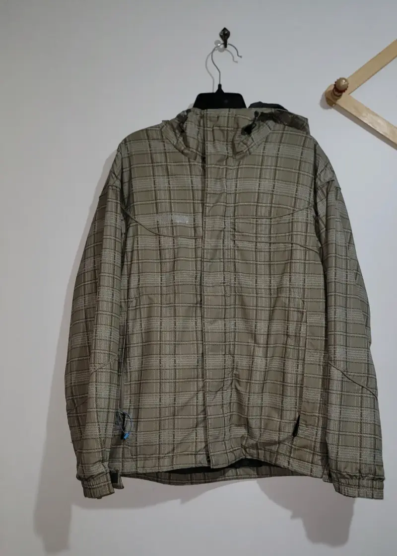 Chaqueta a cuadros con capucha