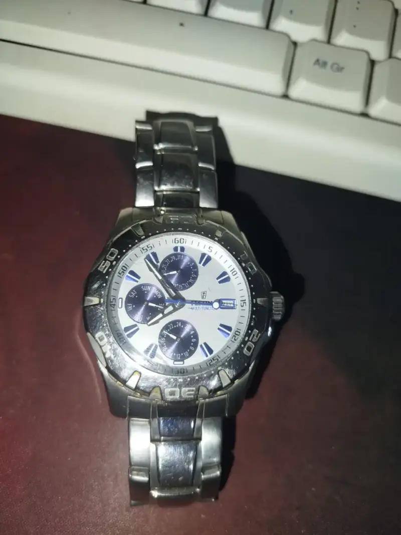 Reloj de pulsera plateado moderno - 3