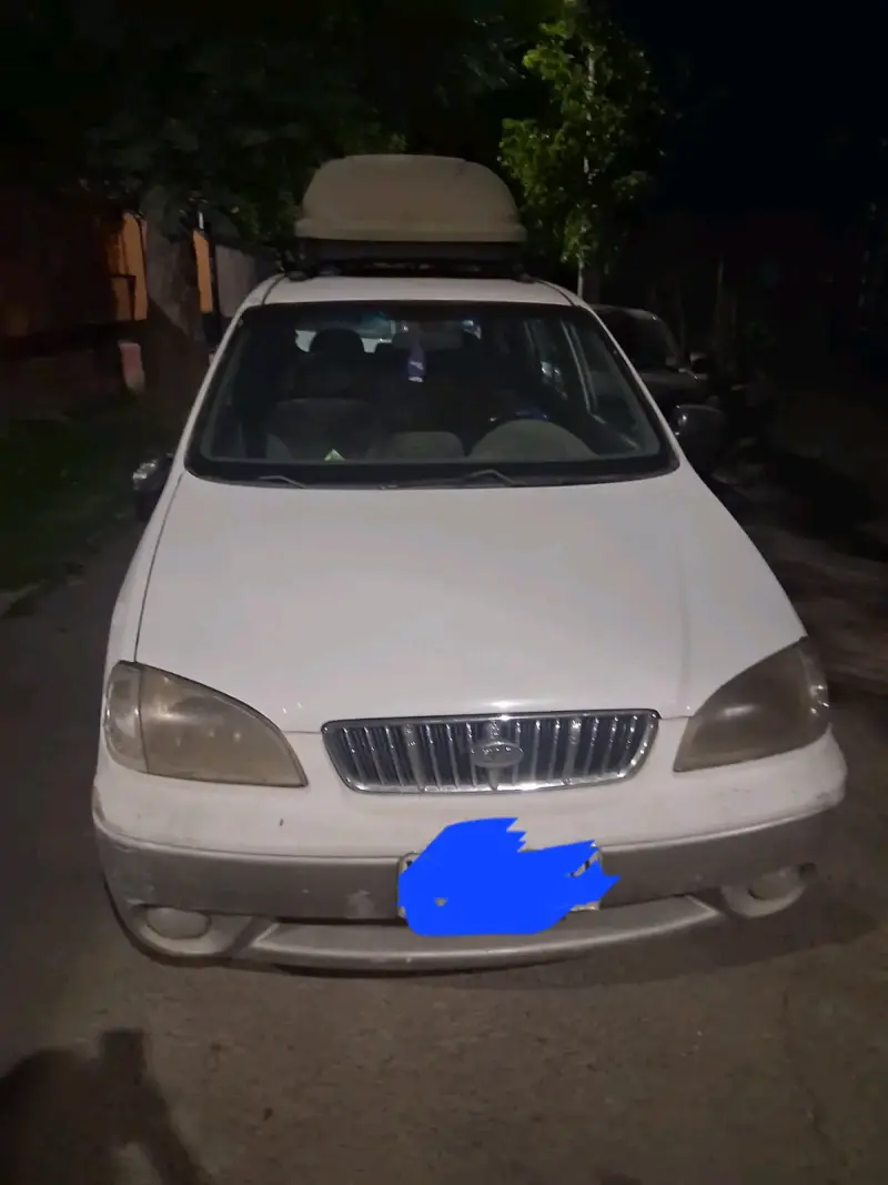 Auto familiar blanco con porta equipaje - 1