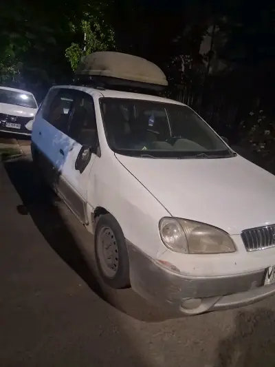 Auto familiar blanco con porta equipaje - miniatura 2