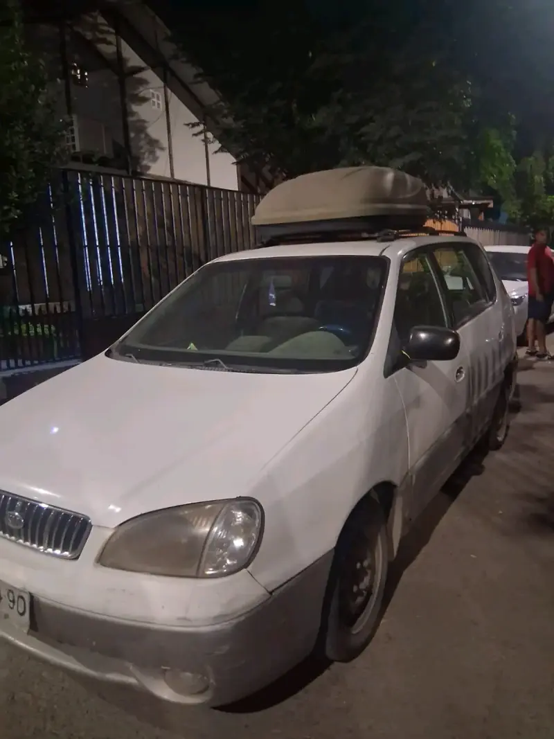 Auto familiar blanco con porta equipaje - 3