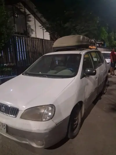 Auto familiar blanco con porta equipaje - miniatura 3