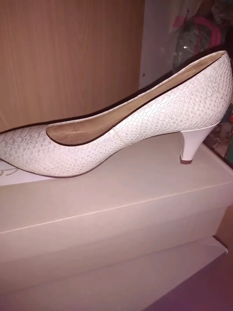 Zapato de cuero blanco con taco y bota cuero negra - 1