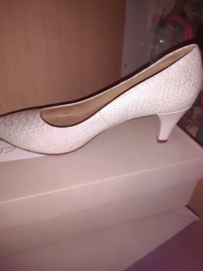 Zapato de cuero blanco con taco y bota cuero negra - miniatura 1