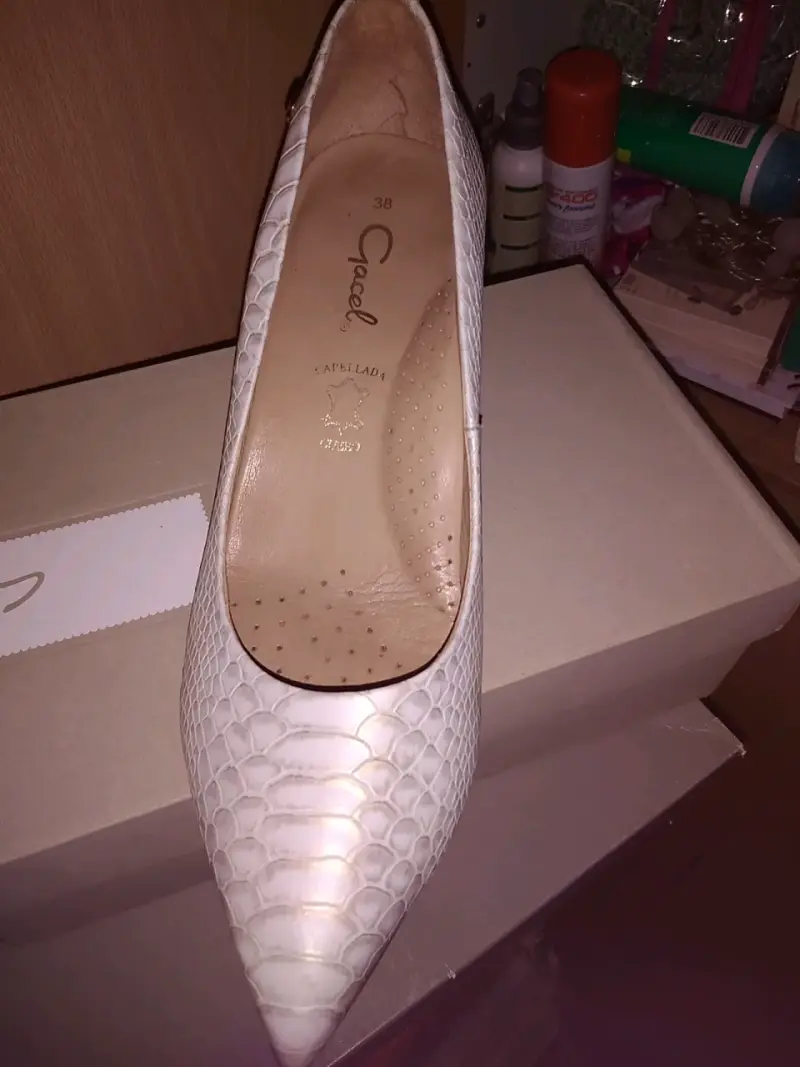 Zapato de cuero blanco con taco y bota cuero negra - 2
