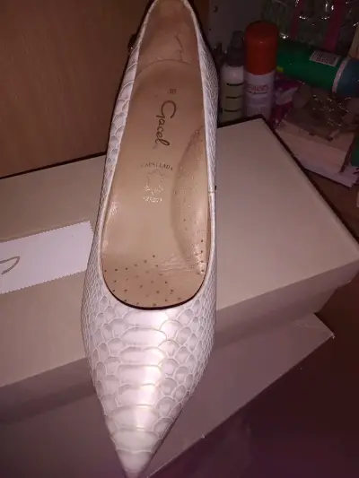 Zapato de cuero blanco con taco y bota cuero negra - miniatura 2