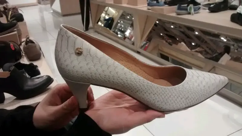Zapato de cuero blanco con taco y bota cuero negra - 3