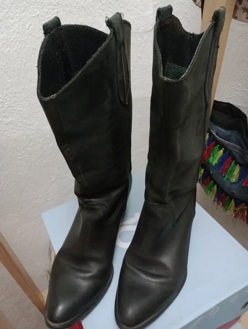Zapato de cuero blanco con taco y bota cuero negra - 4