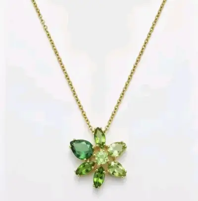 Collar dorado con dije floral - miniatura 1