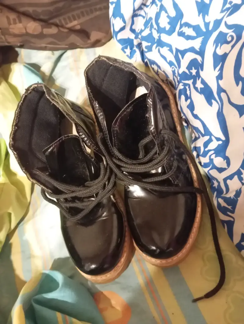 Botines negros de charol