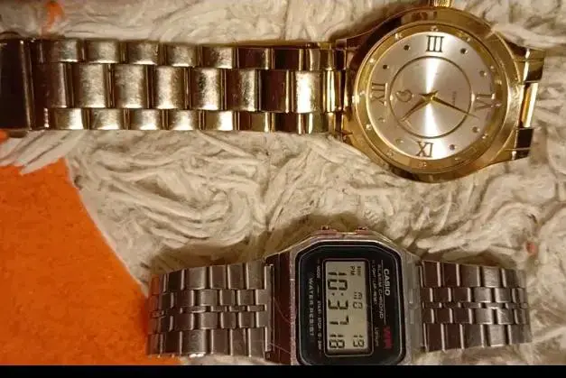 Reloj dorado y digital Casio