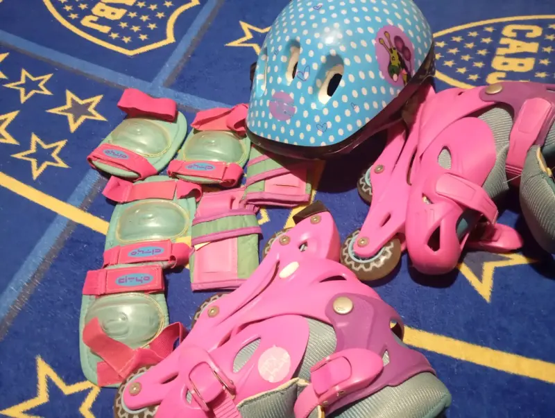 Set de patines y casco rosado - 1