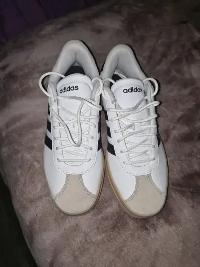 Zapatillas Adidas blancas y negras - miniatura 1
