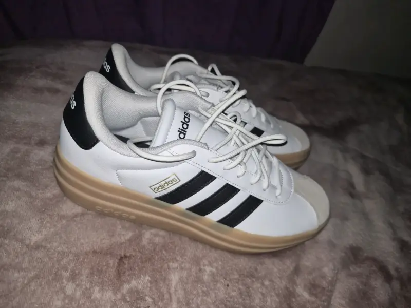 Zapatillas Adidas blancas y negras - 2