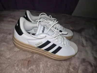 Zapatillas Adidas blancas y negras - miniatura 2