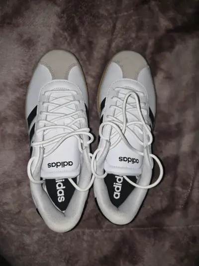 Zapatillas Adidas blancas y negras - miniatura 3