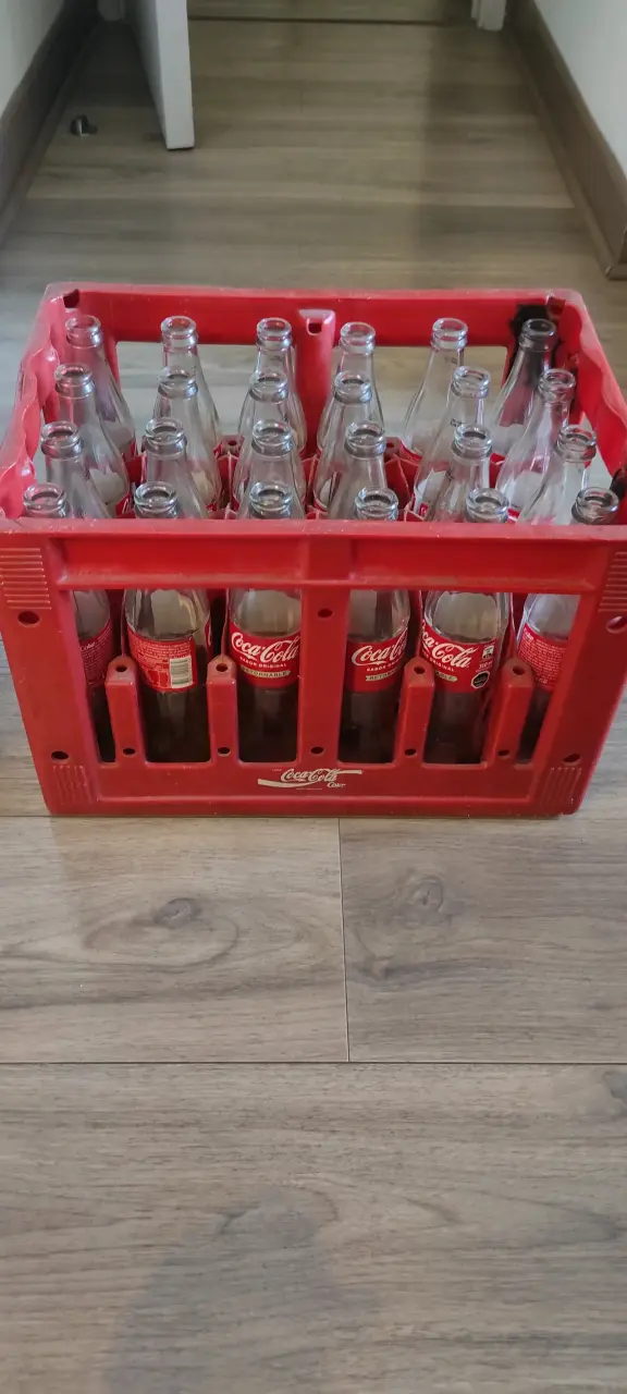 Caja con botellas de vidrio Coca-Cola - 1