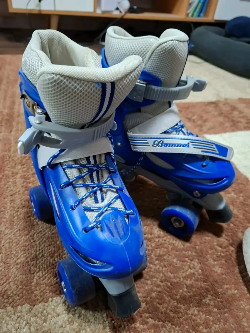 Patines azules de cuatro ruedas - 1