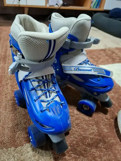 Patines azules de cuatro ruedas - miniatura 1