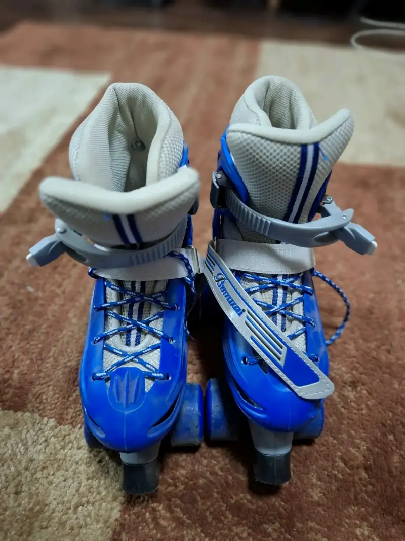 Patines azules de cuatro ruedas - 2