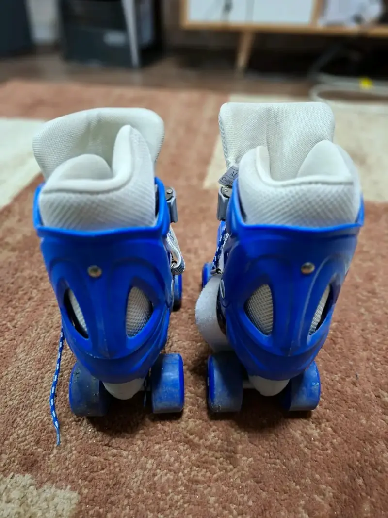 Patines azules de cuatro ruedas - 3