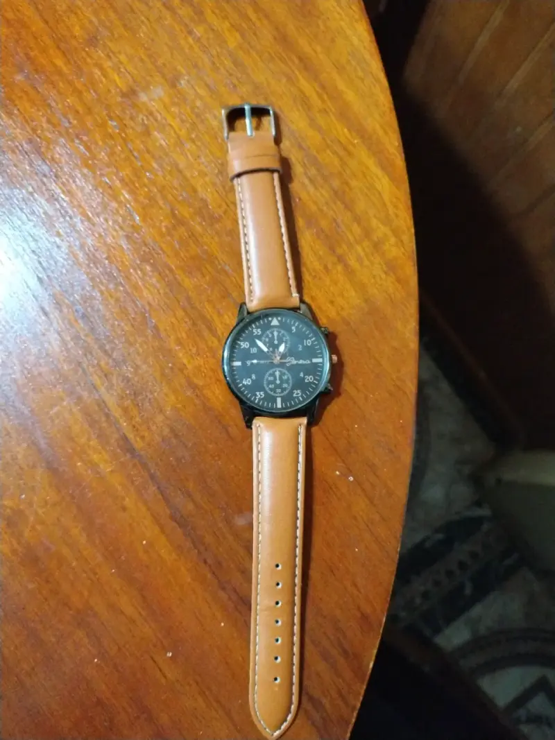 Reloj de pulsera con correa café