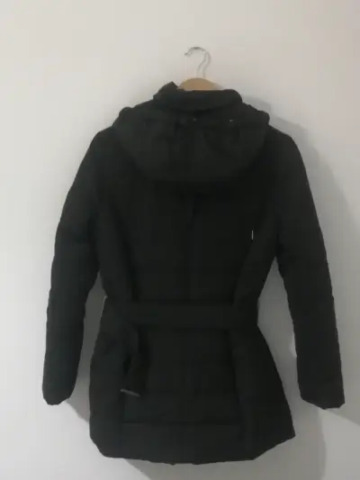Chaqueta negra con gorro - miniatura 2