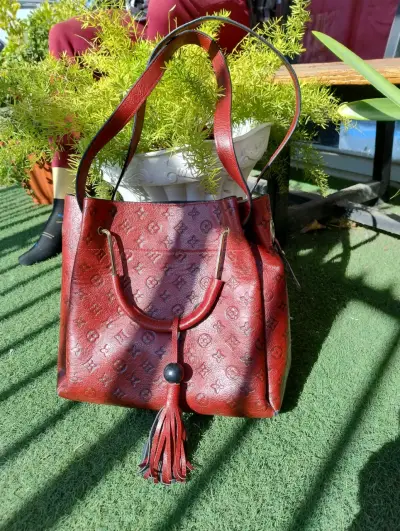 Bolso rojo con diseño grabado - miniatura 2