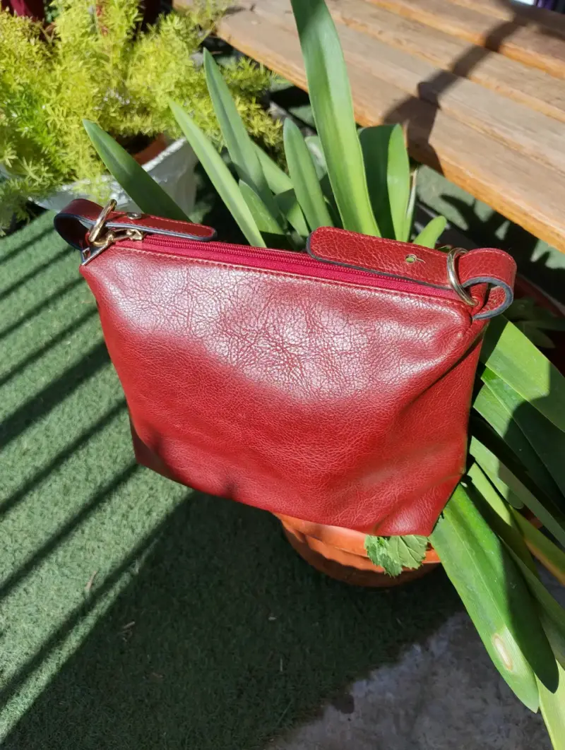 Bolso rojo con diseño grabado - 3